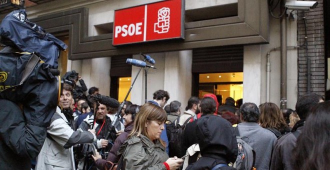 Numerosos medios de comunicación han acudido hoy a la sede del PSOE donde se va a celebrar la decisiva reunión de su Comité Federal en el que todo apunta a que va a consumar el giro del no a Mariano Rajoy a la abstención, lo que permitiría allanar la for