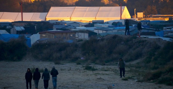 Varias personas caminan en Jungla de Calais este domingo. REUTERS/Pascal Rossignol
