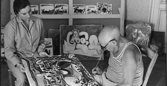 Pablo Picasso, en su estudio / Archivo EFE