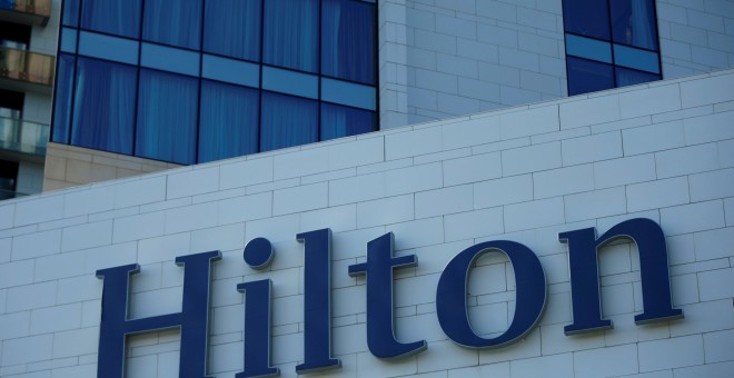 El logo de Hilton en un hotel en la localidad de Batumi, en el Estado de Georgia (EEUU). REUTERS/David Mdzinarishvili