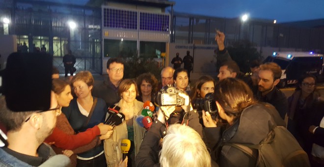 La presidenta del Parlament de Catalunya, Carme Forcadell, exige el cierre definitivo del Centro de Internamiento de Extranjeros (CIE) de Barcelona. / Twitter