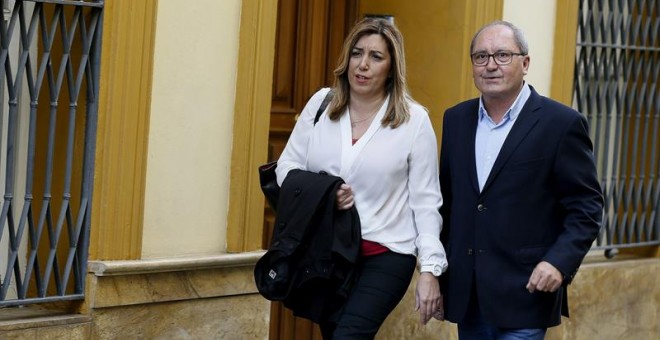 La secretaria general del PSOE de Andalucía y presidenta de la Junta, Susana Díaz, junto al secretario de Organización, Juan Cornejo, a su llegada a la reunión de la Comisión Ejecutiva Regional celebrada la tarde de este lunes en la sede del partido. / EF