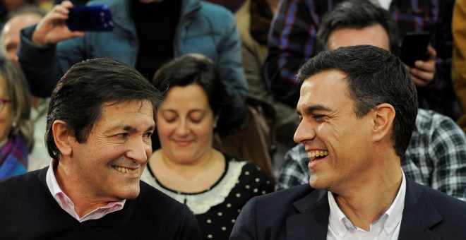 Javier Fernández y Pedro Sánchez, en un acto de campaña electoral en Gijón el pasado diciembre./ REUTERS