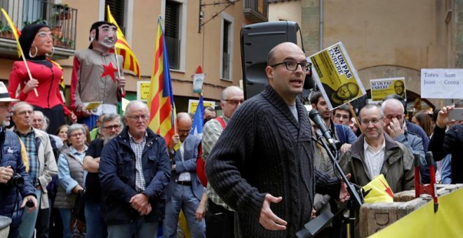 El regidor de la CUP, Joan Coma, quien ha ignorado la citación de la Audiencia Nacional para ir a declarar por un delito de 'sedición', agradece el apoyo ciudadano que ha recibido esta tarde en Vic (Barcelona)./ EFE