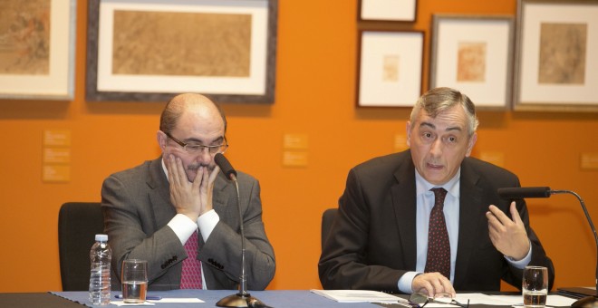 El director general de Funcas, Carlos Ocaña, acompañado por el presidente de Aragón, Javier Lambán (i), durante la presentación en Zaragoza del informe 'Previsiones económicas para las comunidades autónomas 2016-2017'. EFE/Javier Cebollada