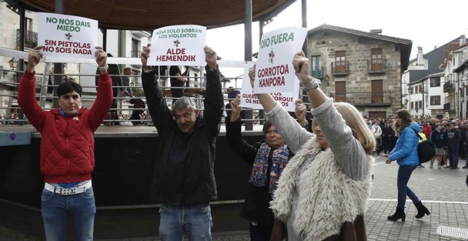 Consuelo Ordóñez, presidenta del colectivo Covite, junto con cuatro víctimas del terrorismo que han defendido este sábado con pancartas la presencia de la Guardia Civil en la localidad navarra de Alsasua coincidiendo con la manifestación en contra del cue