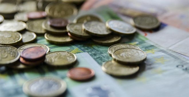 Monedas y billetes de Euro sobre una mesa. / EUROPA PRESS