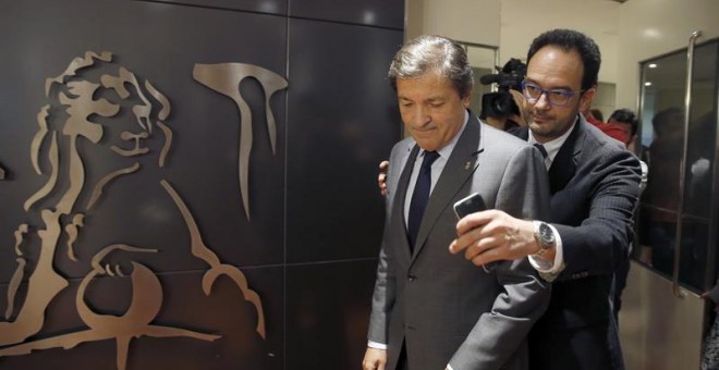 El rey ha recibido hoy al presidente de la Gestora del PSOE, Javier Fernández, en la segunda jornada de su ronda de contactos para buscar candidato a la investidura. / EFE