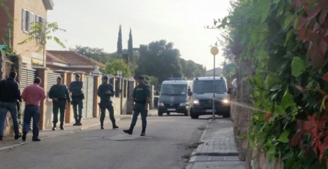 La calle donde se encuentra el chalé de la familia de Pioz está cercada por los dos lados y hay una gran presencia de guardias civiles. EUROPA PRESS