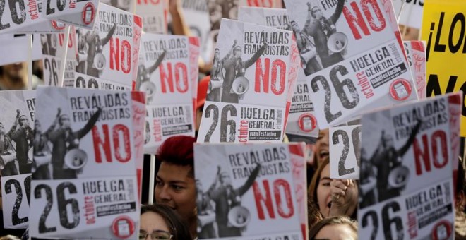 Varios jóvenes durante la marcha estudiantil convocada en Madrid./ EFE
