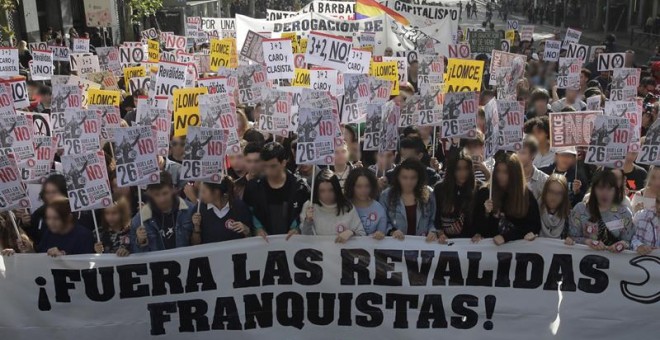 Varios jóvenes durante la marcha estudiantil convocada en Madrid por la Plataforma Regional por la Escuela Pública, que integran CCOO, UGT, el Sindicato de Estudiantes (SE) y la FAPA. /EFE