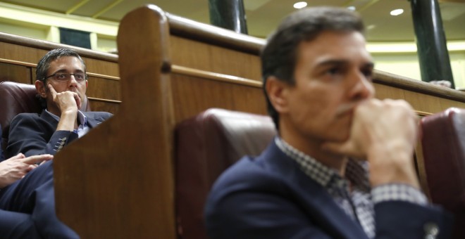 El diputado socialista Eduardo Madina y el exsecretario general del PSOE, Pedro Sánchez  durante el debate de investidura del líder del PP, Mariano Rajoy.  / EFE