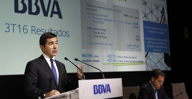 El consejero delegado del BBVA, Carlos Torres, durante la rueda de prensa ofrecida para presentar los resultados de la entidad hasta septiembre. EFE/Víctor Lerena