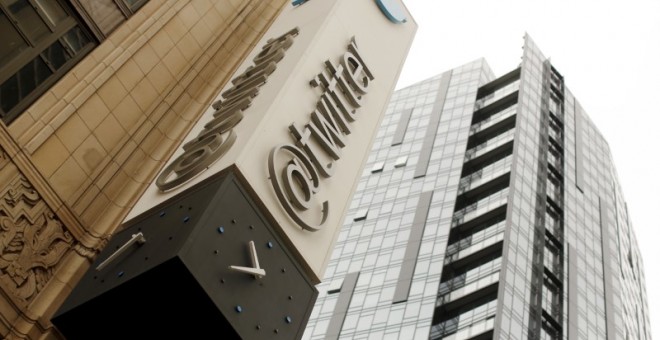 El logo de Twitter delante de la sede de la empresa de redes sociales en la localidad californiana de San Francisco. REUTERS/Robert Galbraith
