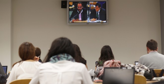 Imagen del monitor de la Audiencia Nacional en San Fernando de Henares con la declaración de Álvaro Pérez Alonso (i), el 'Bigotes', junto a su abogado, Javier Vasallo, en el macrojuicio por la trama Gürtel. EFE/Emilio Naranjo