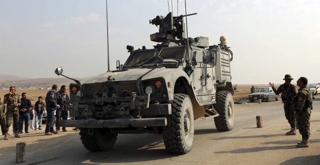 Miembros de las fuerzas iraquíes 'peshmergas' llegan a un puesto de control en Bartila, a 27 kilómetros de Mosul, Irak. / EFE