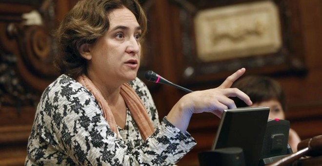 La alcaldesa del Ayuntamiento de Barcelona, Ada Colau, durante la celebración del pleno ordinario del mes de octubre./ EFE