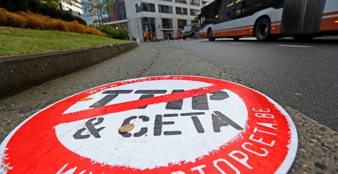 Una pancarta en la que se lee ' STOP TTIP CETA' frente a la sede de la UE en Bruselas, Bélgica. / REUTERS