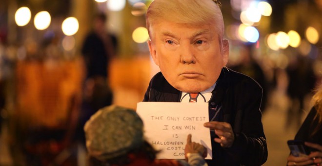 Una persona con una gran careta de Trump por Halloween en Hollywood (California). REUTERS/David McNew