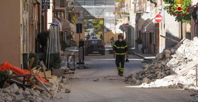 Fotografía facilitada por el Departamento de Bomberos italiano de un bombero mientras camina entre los escombros en Norcia, región de Umbria (Italia) hoy, 31 de octubre de 2016, un día después del fuerte terremoto que afectó al centro del país. /EFE