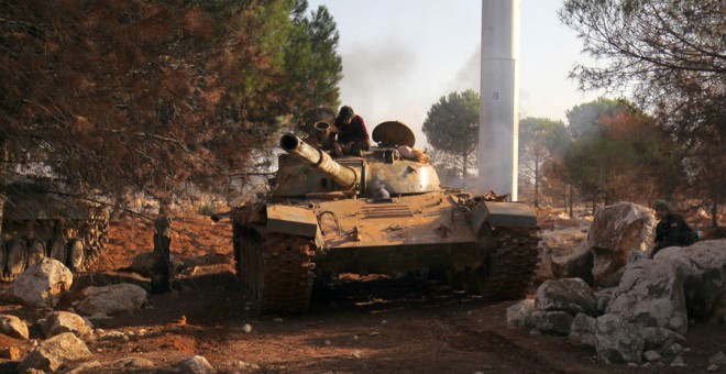 Un tanque de los rebeldes en el oeste de Alepo. REUTERS/Ammar Abdullah