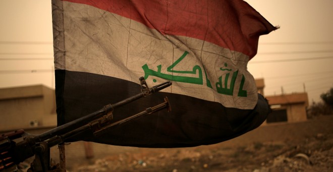 Una bandera iraquí en la parte oriental de Mosul. - REUTERS