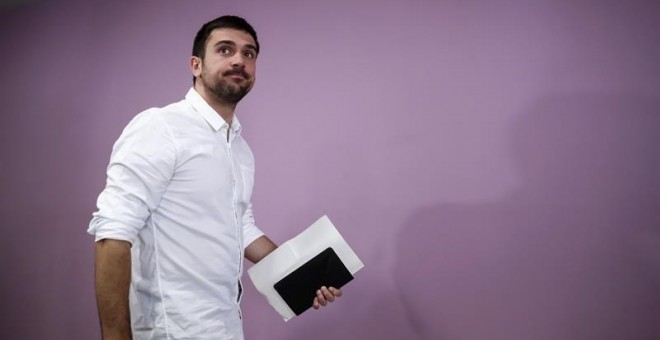 El parlamentario autonómico de Podemos Ramón Espinar, durante la rueda de prensa que ofreció hoy en la sede de su partido en Madrid después de conocerse que el parlamentario autonómico de Podemos vendiera una vivienda protegida en 2011, al poco tiempo de