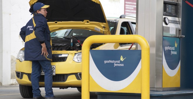 Un vehículo alimentado por gas natural en un estación en Bogotá (Colombia). GAS NATURAL FENOSA