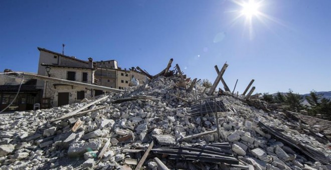 Vista general de varios edificios destruídos tras el último terremoto registrado en Castelluccio di Norcia, Italia, el pasado 1 de noviembre de 2016. EFE/MASSIMO PERCOSSI