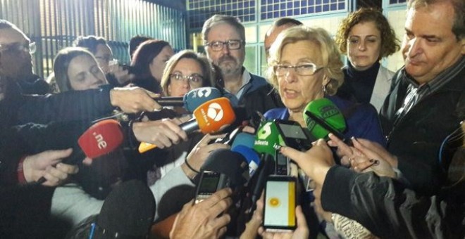 La alcaldesa de Madrid, Manuela Carmena, atiende a la prensa tras visitar el Centro de Internamiento de Extranjeros (CIE) de Aluche. EFE/Ahora Madrid