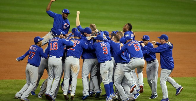 Los jugadores de los Chicago Cubs celebran por todo lo alto la conquista de las Series Mundiales. /REUTERS