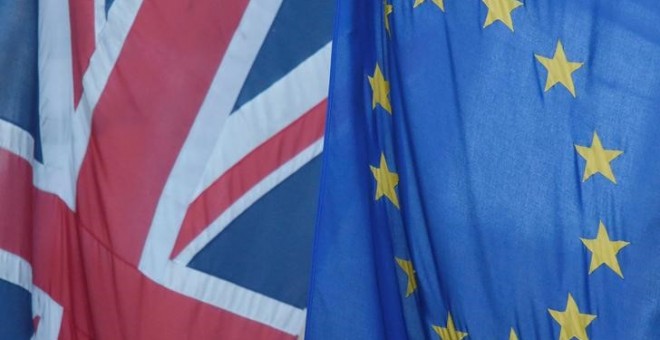 Las banderas británica y de la UE en Westminster, Londres. REUTERS/Toby Melville