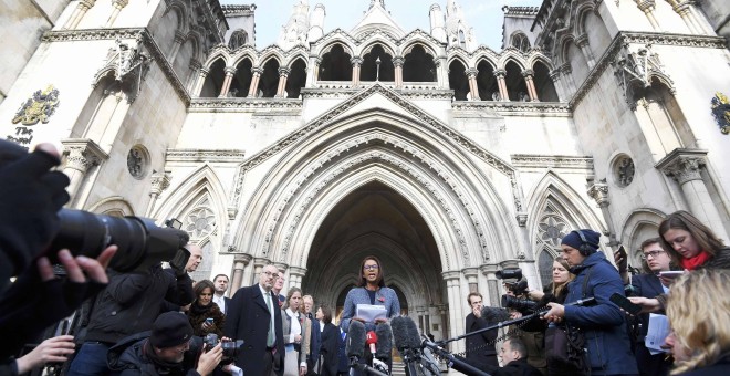 La empresaria británica Gina Miller, promotora de la reclamación sobre el Brexit, a la puerta del Tribunal Supremo británico. REUTERS/Toby Melville