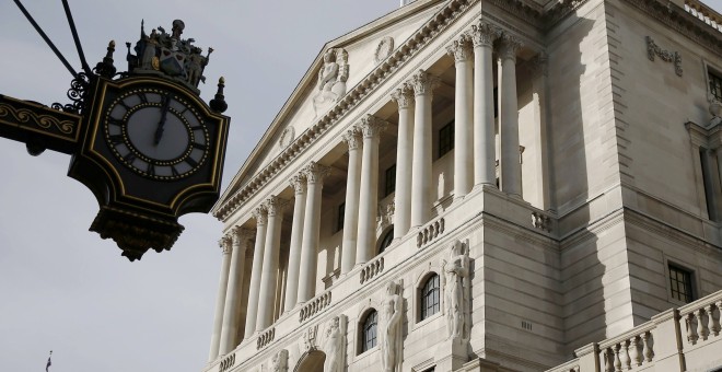 Un reloj marca el mediodía delante de la sede del Banco de Inglaterra, en la City de Londres. REUTERS/Peter Nicholls