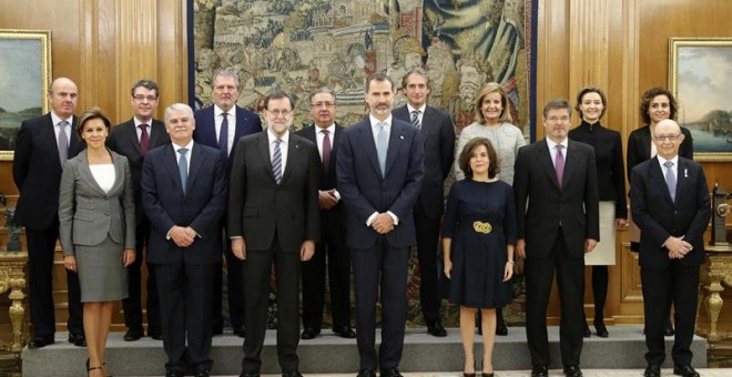 Los ministros del nuevo Gobierno posan junto al presidente Rajoy y al rey Felipe VI. /EFE