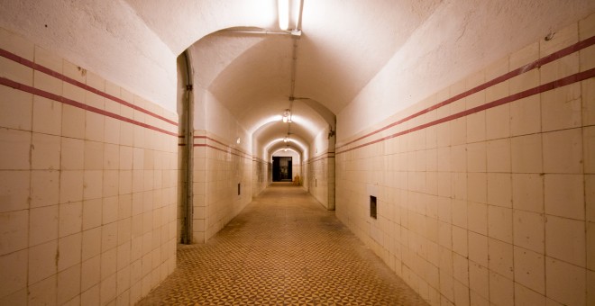 Vista del pasillo central, de 34 metros, que conecta las diferentes estancias del búnker.-  CHRISTIAN GONZÁLEZ