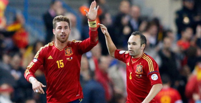 Sergio Ramos y Andrés Iniesta celebran un gol con la selección española.