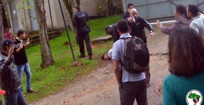 Momento en el que la policía irrumpe en la Escuela del MST en Guararema.