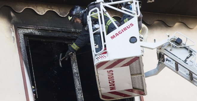 Los bomberos de Zaragoza intervienen en el importante incendio. EFE