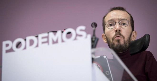 El secretario de Organización de Podemos, Pablo Echenique, durante la rueda de prensa que ha ofrecido hoy en Madrid en la que ha anunciado hoy la suspensión cautelar de militancia de la presidenta del parlamento balear, Xelo Huertas, ante el indicio de qu