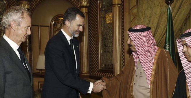 Felipe VI da el pésame al rey Salmán en un breve encuentro en Riad.- EFE