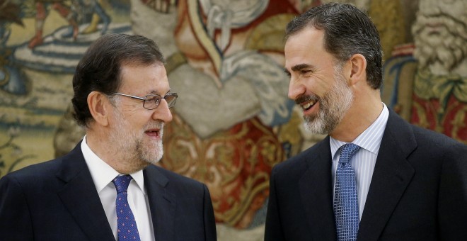 El presidente del Gobierno, Mariano Rajoy, con el rey Felipe VI, tras el acto de toma de posesión el pasado 31 de octubre, en el Palacio de la Zarzuela. REUTERS/Angel Diaz