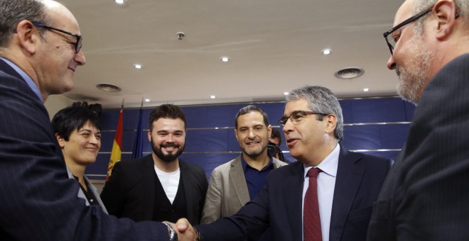 El portavoz del PDECat, Frances Homs (2d), conversa con Joseba Agirretxea (i), del PNV, Marian Beitialarrangoitia (2i), de EHBildu, Gabriel Rufián (3i), de ERC-CATSI, Josep Vendrell (3d), de En Comú Podem, y Joan Capdevila (d), de ERC-CATSI, tras la rueda