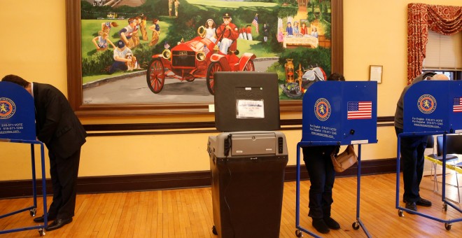 Ciudadanos en su cabina eligiendo su voto en un colegio electoral en la localidad de Manhasset (New York). REUTERS/Shannon Stapleton