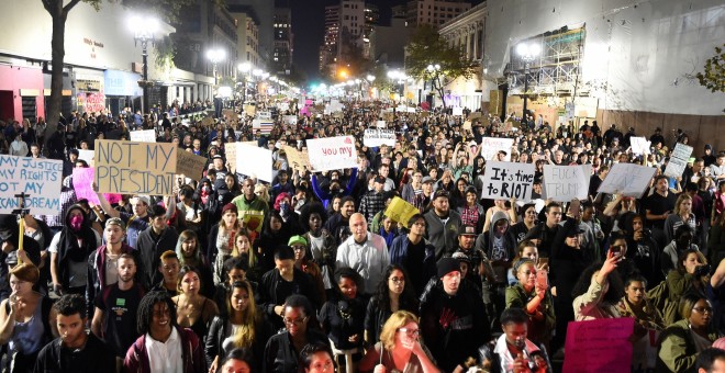Muchas personas se han concentrado en Oakland para mostrar su oposición al nombramiento de Donald Trump como presidente de Estados Unidos. REUTERS/Noah Berger