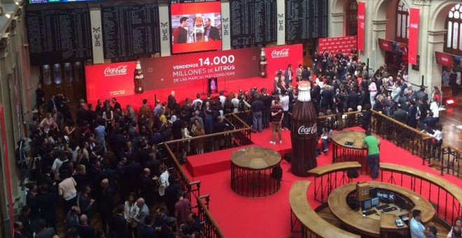 Imagen del patio de negociación de la Bolsa de Madrid el primer día de cotización de Coca-Cola European Partners.