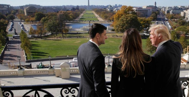 Paul Ryan, portavoz del partido Republicano en la Cámara de Representantes, enseña Washington a Trump y a su esposa. | JOSHUA ROBERTS (REUTERS)