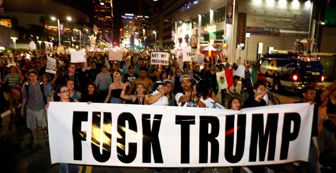 Manifestantes durante la marcha para protestar por la llegada a la Presidencia de Donald Trump en Los Angeles, EEUU. / REUTERS