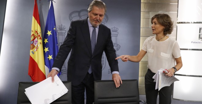 El portavoz del Gobierno y ministro de Educación, Iñigo Méndez de Vigo, junto a la titular de Agricultura, a su llegada a la rueda de prensa que han ofrecido tras la reunión del Consejo de Ministros. EFE/Juan Carlos Hidalgo