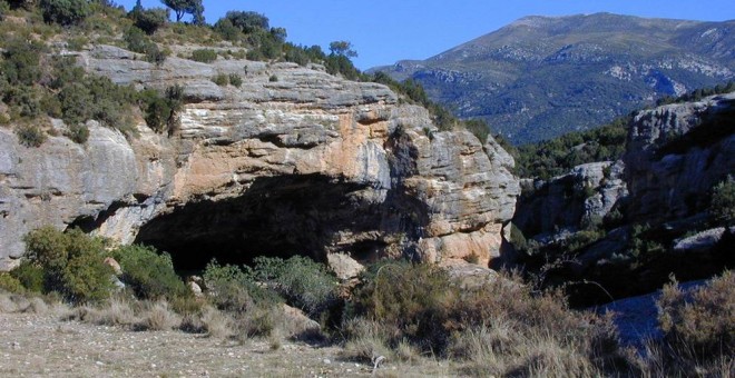 Entrada al yacimiento neolítico de la Cueva de Chaves, en Huesca.- EFE